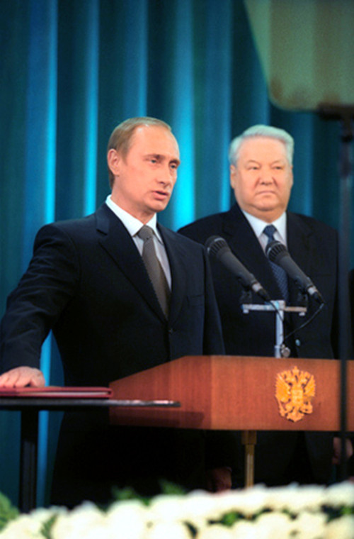 Trong bài diễn văn nhậm chức ngày 7/5/2000, Tổng thống Putin nói: “Chúng ta đều có mục tiêu chung, chúng ta đều muốn Liên bang Nga trở thành một quốc gia tự do, giàu mạnh, thịnh vượng và văn minh, một quốc gia mà công dân luôn cảm thấy tự hào và được quốc tế tôn trọng. Tôi cam kết sẽ làm việc một cách minh bạch và trung thực”. Ảnh: Wikipedia.