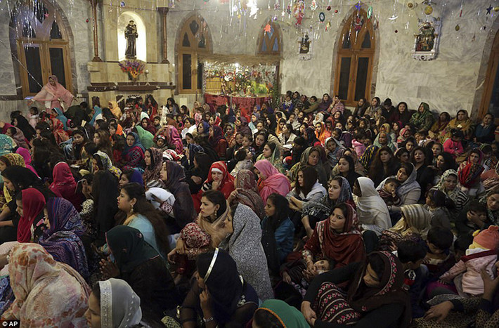 Những tín đồ Thiên chúa giáo Pakistan tham dự buổi lễ tại Nhà thờ Anthony ở Lahore, Pakistan, trong đêm Giáng sinh 2017. Ảnh: AP.
