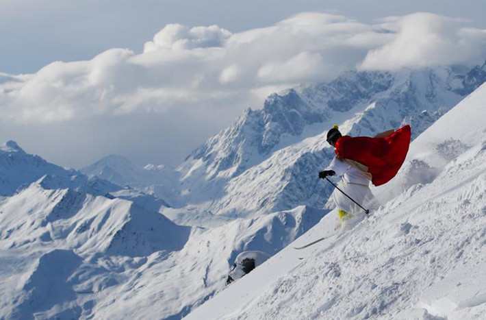 Một ông già Noel chơi trượt tuyết tại khu nghỉ dưỡng trượt tuyết Alpine ở Verbier, Thụy Sĩ. Ảnh: Reuters.