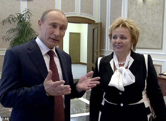 Hiện tại, bà Lyudmila đã tái hôn còn Tổng thống Putin vẫn “lẻ bóng”, song ông chủ Điện Kremlin chia sẻ rằng ông không cảm thấy cô đơn. Ảnh: AP.