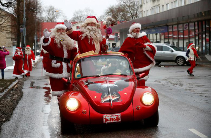 Những ông già Noel tham gia diễu hành ở Rakvere, Estonia. Ảnh: Reuters.