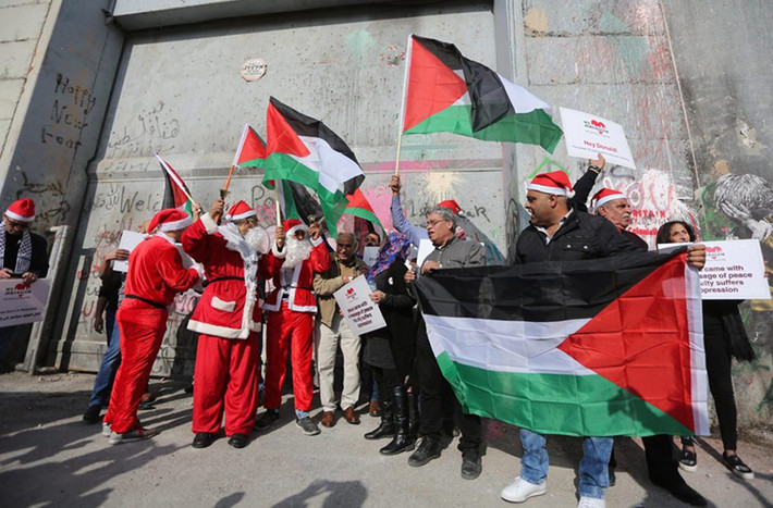 Sau đó, lực lượng an ninh Israel đã sử dụng lựu đạn hơi cay để giải tán đám đông người biểu tình. Ảnh: SF.
