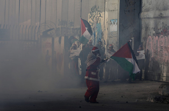 Được biết, những người biểu tình mang theo cờ Palestine đã tập trung trước một chốt quân sự của Israel để phản đối việc Tổng thống Mỹ Donald Trump công nhận Jerusalem là thủ đô của Israel. Ảnh: SF.