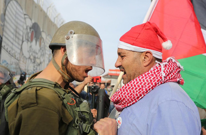 Theo Sputnik ngày 24/12, nhiều người biểu tình Palestine mặc trang phục ông già Noel đã đụng độ dữ dội với lực lượng an ninh Israel tại thành phố Bethlehem ở Bờ Tây trong dịp lễ Giáng sinh. Ảnh: SF.