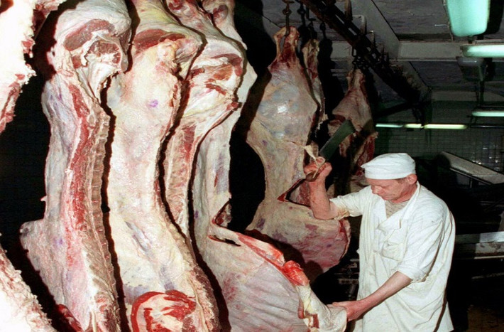 Bên trong một nhà máy chế biến thịt ở thủ đô Moscow tháng 3/1996. Ảnh: Reuters