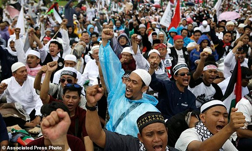Cảnh sát Indonesia ước tính, số người tham gia cuộc biểu tình lần này, do các nhóm Hồi giáo tổ chức, lên tới khoảng 80 nghìn người. Ảnh: AP.