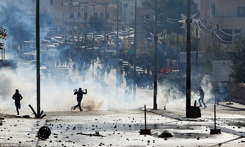 Theo RT, các cuộc đụng độ dữ dội giữa binh sĩ Israel và người biểu tình Palestine đã bùng phát ở khu Bờ Tây và Dải Gaza hôm 6-7/12, sau khi Mỹ tuyên bố công nhận thành phố Jerusalem là thủ đô của Israel. Ảnh: Reuters.
