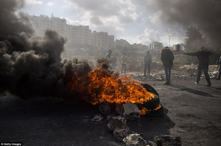 Người biểu tình Palestine đốt lốp xe trên đường phố. Ảnh: Getty Images.