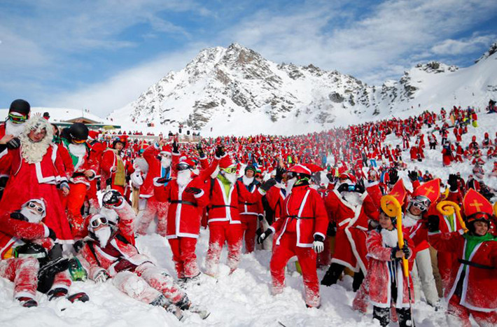 Vào mỗi dịp Giáng sinh, ông già Noel lại bận rộn với nhiều công việc khác nhau ở mọi nơi trên thế giới. Ảnh: Reuters.
