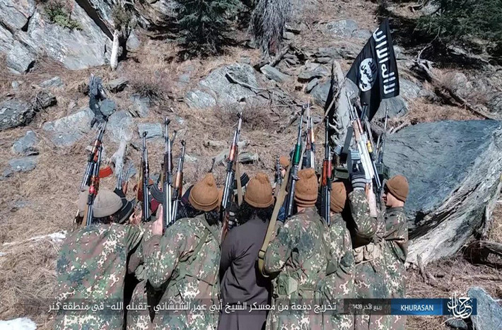 Trong những bức ảnh có thể thấy, các chiến binh đã “tốt nghiệp” Trung tâm Đào tạo Abu Umar al-Shishani sử dụng súng trường tấn công và bệ phóng rocket trong lúc tham gia tập luyện. Ảnh: AMN.
