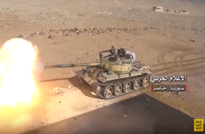 Ở tỉnh Idlib, Quân đội Syria đã nối lại chiến dịch quân sự ở khu vực phía đông nam tỉnh và tấn công các căn cứ của HTS tại thị trấn Al-Ramleh, đồng thời tiến quân về thị trấn chiến lược Al-Rahjan. Nguồn tin cho hay, Quân đội Syria đang nỗ lực giành lại quyền kiểm soát Al-Rahjan nhằm phong tỏa biên giới phía đông bắc tỉnh Hama. Ảnh: AMN.