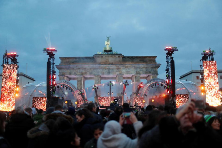 Mọi người tập trung trước Cổng Brandenburg tại Berlin, Đức, để chờ đón Năm mới 2018. Ảnh: Reuters.