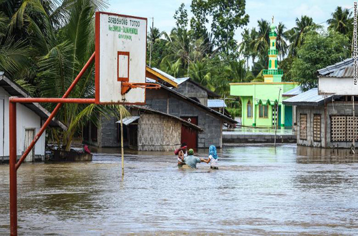 Đường phố biến thành sông ở Kabacan, đảo Mindanao, hôm 23/12. Ảnh: CNN.