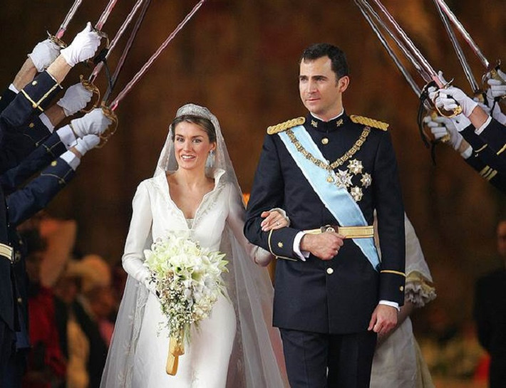 Quốc vương Tây Ban Nha Felipe de Bourbon kết hôn với Letizia Ortiz, một nhà báo, tại Nhà thờ Santa Maria la Real de la Almudena ở thủ đô Madrid vào ngày 22/5/2004. Ảnh: Getty.