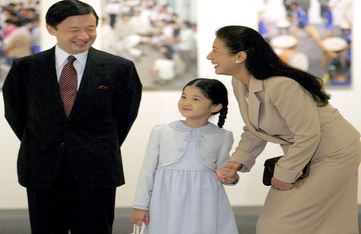 Hoàng Thái tử Nhật Bản Naruhito, Công nương Masako và con gái của họ, Công chúa Aiko, ở thủ đô Tokyo vào ngày 25/10/2008. Đám cưới của Thái tử Naruhito diễn ra vào năm 1993. Theo Sputnik, Masako là một nhân viên văn phòng Bộ Ngoại giao Nhật Bản. Ảnh: Sputnik.