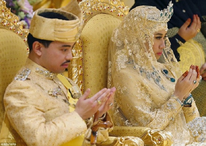 Hoàng tử Abdul Malik kết hôn với cô dâu Dayangku Raabi'atul 'Adawiyyah Pengiran Haji Bolkiah tại cung điện hoàng gia Istana Nurul Iman ở thủ đô Bandar Seri Begawan, Brunei. Lễ cưới diễn ra trong 11 ngày, từ 5/4 đến 15/4/2015 và là một trong những lễ cưới xa hoa nhất của Hoàng gia Brunei Ảnh: Reuters.