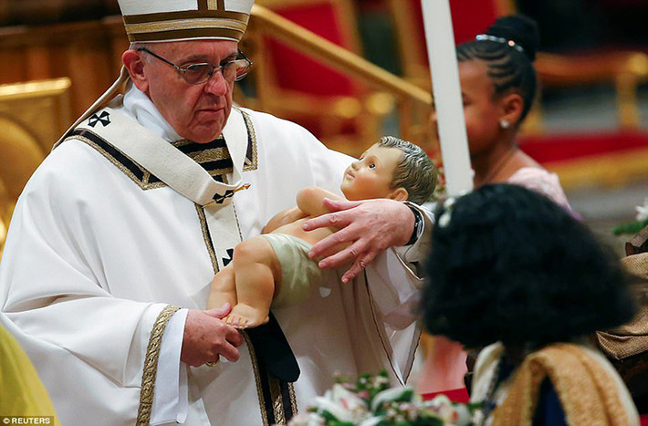 Trong buổi lễ, Giáo hoàng Francis đã gửi thông điệp Giáng sinh tới người dân trên toàn thế giới. Ảnh: Reuters.