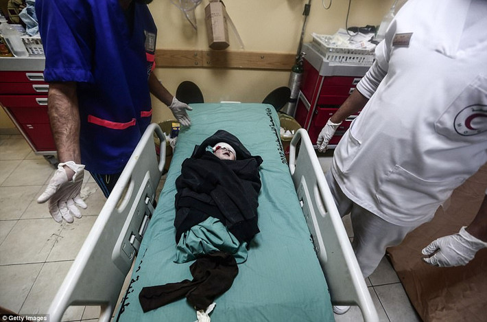 Một em nhỏ bị thương đang chờ được điều trị tại Bệnh viện Indonesia ở Dải Gaza sau khi Quân đội Israel được cho là tiến hành không kích vùng lãnh thổ này hôm 8/12. Ảnh: Getty Images.