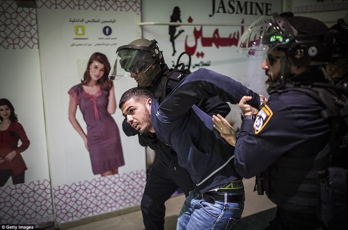 Cảnh sát Israel bắt giữ một người biểu tình Palestine ở Jerusalem. Ảnh: Getty Images.