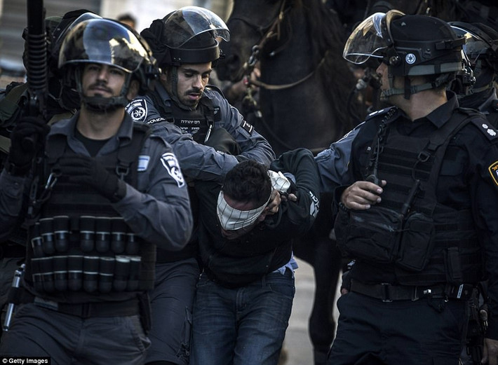 Theo tổ chức Trăng lưỡi liềm đỏ, 227 người Palestine đã bị thương trong các vụ ẩu đả với cảnh sát Israel ở Bờ Tây, bao gồm cả Jerusalem, và Dải Gaza hôm 9/12. Ảnh: Getty Images.