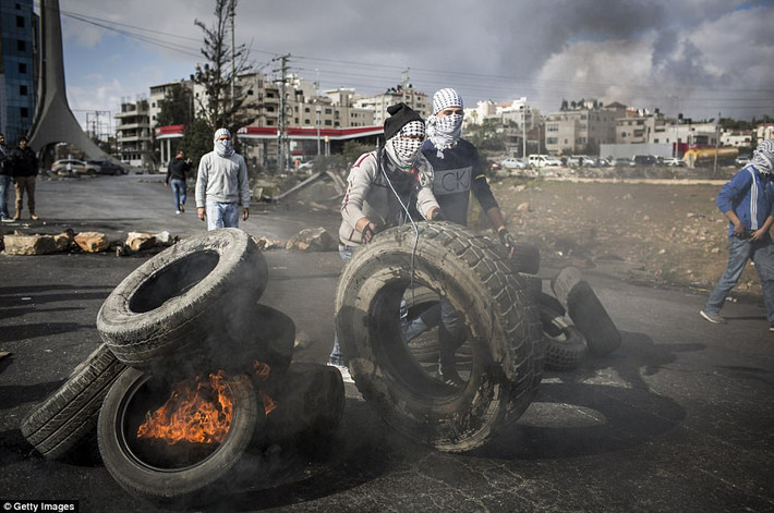 Các cuộc biểu tình dữ dội của người Palestine tiếp diễn tại Bờ Tây, Jerusalem và Dải Gaza hôm 15/12. Ảnh: Getty Images.