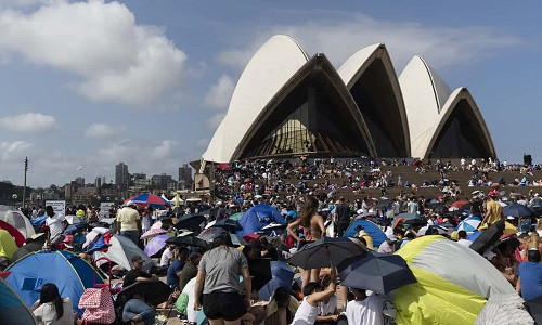Người dân tranh thủ tìm chỗ để xem pháo hoa. Bà Cloover Moore, thị trưởng Sydney, cho biết khoảng 1,5 triệu người sẽ đến tận nơi để chiêm ngưỡng tiết mục pháo hoa đêm giao thừa.