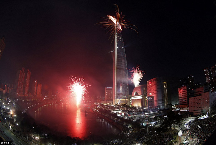 Năm mới 2018 cũng đã "gõ cửa" nhiều quốc gia Châu Á. Ảnh: Thủ đô Seoul, Hàn Quốc, trong thời khắc tạm biệt năm cũ và bước sang năm mới 2018. Ảnh: EPA.