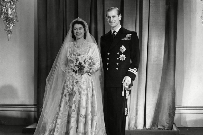 Đám cưới hoàng gia của Nữ hoàng Elizabeth II và Hoàng thân Philip diễn ra vào ngày 20/11/1947 tại Tu viện Westminster trong niềm hân hoan của người dân nước Anh. Ảnh: Rex Shutterstock.