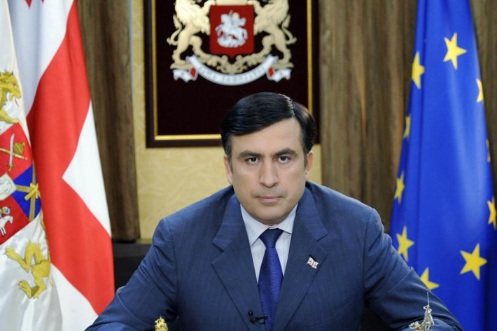 Ngày 26/7/2017, chính quyền Kiev ký lệnh hủy bỏ quốc tịch Ukraine của cựu Tổng thống Gruzia Mikhail Saakashvili, khiến vị "tổng thống" này trở thành người không có tổ quốc, song vẫn tự cho là công dân Ukraine. Ảnh: Reuters.