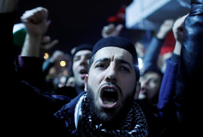Biểu tình gần Lãnh sự quán Mỹ ở thành phố Istanbul, Thổ Nhĩ Kỳ. Ảnh: Reuters.