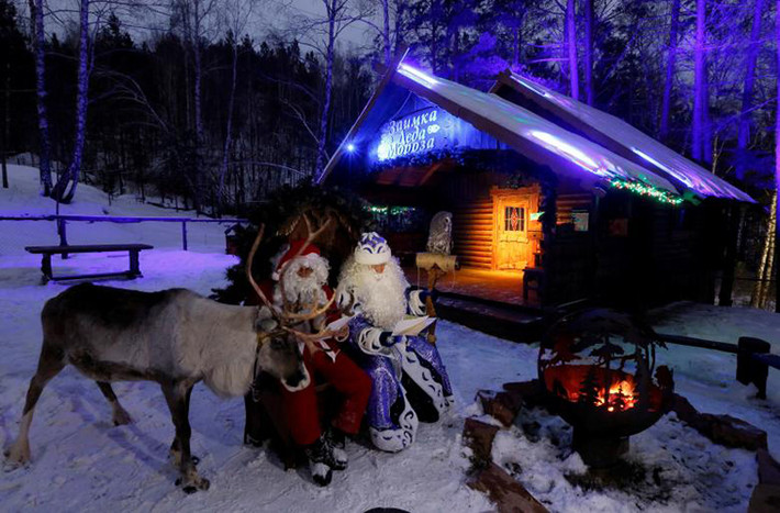 Hai người đàn ông hóa trang thành ông già Noel và ông già Tuyết để du khách “chiêm ngưỡng” tại Công viên Royev Ruchey, ngoại ô Krasnoyarsk, Nga. Ảnh: Reuters.