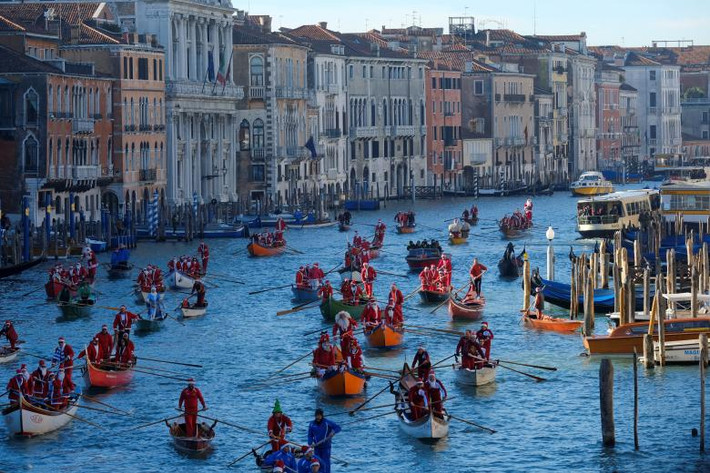 Ông già Noel đua thuyền ở Venice, Italy. Ảnh: Reuters.