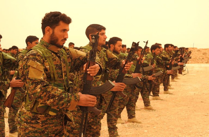 Trong diễn biến liên quan, SDF thông báo, 242 chiến binh mới đã hoàn thành khóa huấn luyện quân sự cơ bản tại các trại huấn luyện của lực lượng này và sẽ sớm tham gia vào cuộc chiến chống IS ở Deir Ezzor. Ảnh: SF.