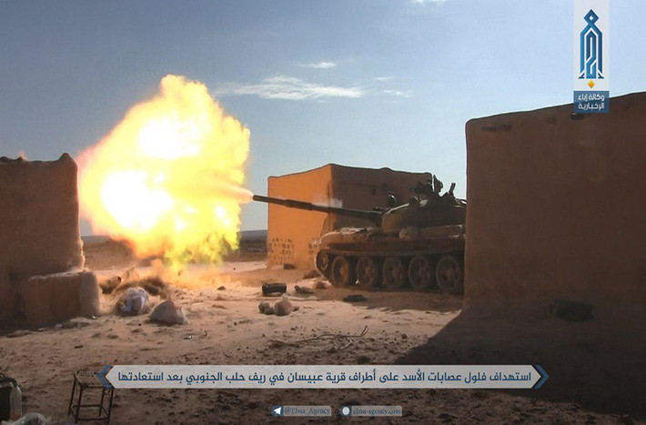 “Các đơn vị pháo binh và tên lửa của Quân đội Syria dồn dập oanh kích các tuyến phòng thủ của lực lượng HTS ở Sinjar, al-Zafar, al-Khowein, Tal Amarah, Tal Mardikh và Kafr Amim, qua đó tiêu diệt hàng chục chiến binh HTS, đồng thời phá hủy nhiều xe quân sự của bọn chúng”, nguồn tin cho hay. Ảnh: South Front.