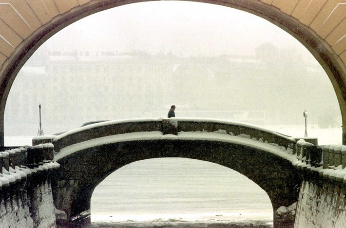 Người đàn ông đi qua cây cầu ở trung tâm thành phố St. Petersburg hồi tháng 4/1998. Ảnh: Reuters.