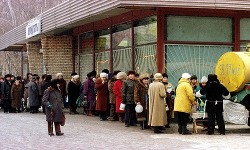 Mọi người xếp hàng dài để mua sữa giá rẻ ở phía đông Moscow hồi tháng 11/1998. Ảnh: Reuters.