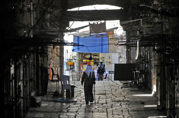 Người đàn ông Palestine lớn tuổi đi bộ trong Thành phố cổ Jerusalem ngày 28/7/2017, vài tháng trước khi "giông bão" ập tới. Ảnh: Sputnik.