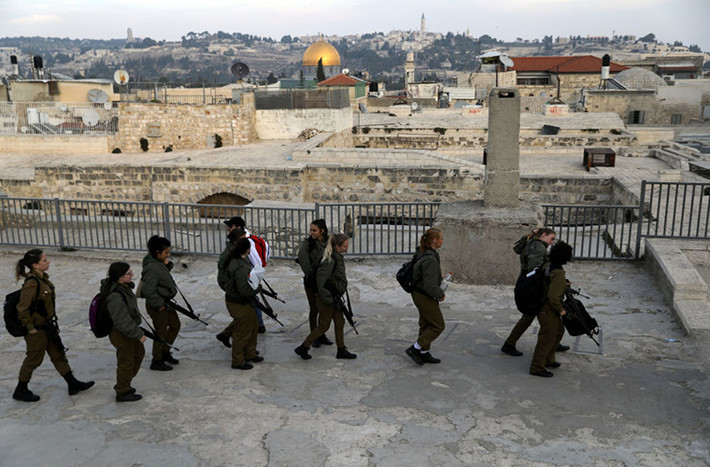 Hiện nay, Jerusalem vẫn là tâm điểm của cuộc tranh chấp giữa Israel và Palestine. Ảnh: Các binh sĩ Israel đi qua một khu vực ở Thành phố cổ Jerusalem ngày 5/12/2017. Ảnh: Sputnik.