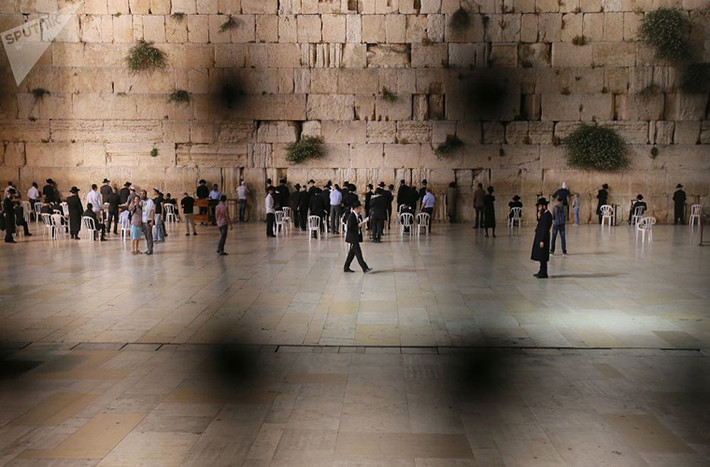 Jerusalem nay là nơi sinh sống của người dân Do Thái, Hồi giáo và Ả-rập. Ảnh: Rất nhiều du khách ghé thăm Bức tường Than khóc ở Thành phố cổ Jerusalem ngày 4/6/2013. Ảnh: Sputnik.