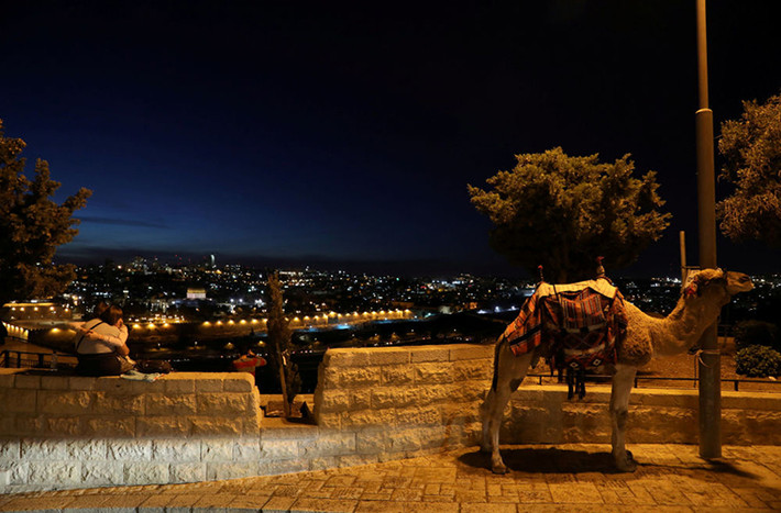 Trong cuộc Chiến tranh Sáu ngày năm 1967, Israel đã chiếm hoàn toàn lãnh thổ Jerusalem và tuyên bố thành phố này là thủ đô của họ. Tuy nhiên, cộng đồng quốc tế không thừa nhận rộng rãi và trên thực tế không có đại sứ quán nước ngoài nào đóng ở Jerusalem. Ảnh: Một góc Thành phố cổ Jerusalem vào buổi tối ngày 4/12/2017. Ảnh: Sputnik.