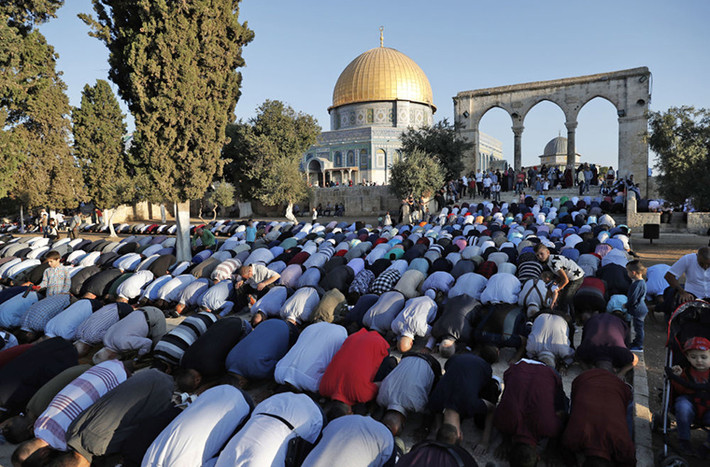 Các tín đồ Hồi giáo người Palestine cầu nguyện vào buổi sáng ngày đầu tiên của lễ hội Eid al-Adha ở khu Nhà thờ Hồi giáo al-Aqsa - địa điểm linh thiêng thứ ba của người Hồi giáo - ở Thành phố cổ Jerusalem ngày 1/9/2017.