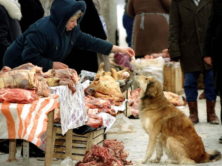 Một người bán hàng trên đường phố ở ngoại ô thủ đô Moscow hồi tháng 1/1997. Ảnh: Reuters.