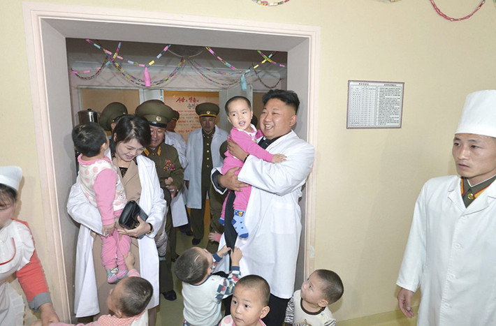 Không có bức ảnh nào về những người con của vợ chồng ông Kim Jong-un được tiết lộ cho công chúng. Ảnh: Nhà lãnh đạo Kim và phu nhân Ri chơi đùa với các em nhỏ trong chuyến thăm bệnh viện Taesongsan năm 2014. Ảnh: BI.
