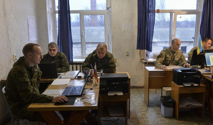 Các sĩ quân quân đội Nga và Ukraine làm việc tại Trung tâm Kiểm soát và Điều phối chung (JCCC) ở thị trấn Soledar, Ukraine, ngày 17/12. Ảnh: Reuters.