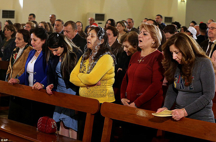 Các tín đồ Thiên chúa giáo tham dự buổi lễ tại Nhà thờ St.Joseph ở thủ đô Baghdad, Iraq. Ảnh: AP.