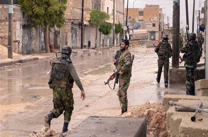 “Các đơn vị pháo binh và Quân đội Syria dồn dập oanh kích căn cứ của phiến quân IS ở Đông Nam Homs, qua đó phá hủy toàn bộ căn cứ và các trang thiết bị quân sự của nhóm khủng bố”, nguồn tin cho hay. Ảnh: Alalam.