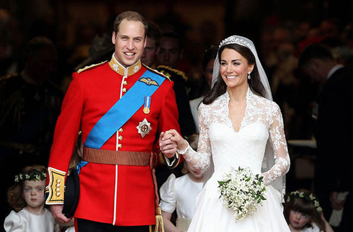 Ngày 29/4/2011, lễ cưới của Hoàng tử William, Công tước xứ Cambridge, và Kate Middleton, cô gái có xuất thân từ thường dân, đã diễn ra tại Tu viện Westminster. Đây là một trong những đám cưới hoàng gia nổi tiếng nhất, thu hút 2 tỉ người xem trên toàn thế giới. Ảnh: Daily Express.