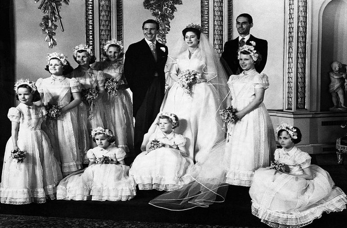 Năm 1960, Công chúa Margaret, em gái của Nữ hoàng Anh Elizabeth II, tổ chức hôn lễ với nhiếp ảnh gia Antony Armstrong-Jones trong một đám cưới được coi là hiện đại đầu tiên của Hoàng gia Anh. Ảnh: Getty.