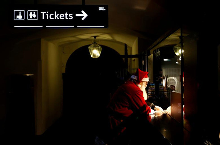 Ông già Noel mua vé tại khu chợ Giáng sinh ở Innsbruck, Áo. Ảnh: Reuters.