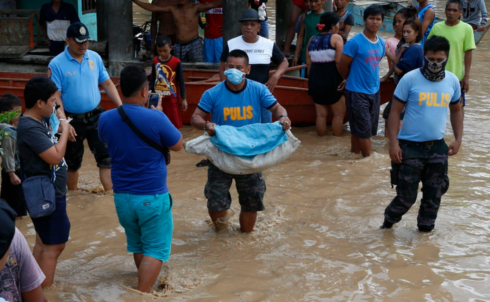 Lực lượng Philippines đang tiếp tục dọn dẹp đống đổ nát sau bão cũng như khôi phục lại hệ thống điện và thông tin liên lạc cho người dân. Ảnh: 9news.